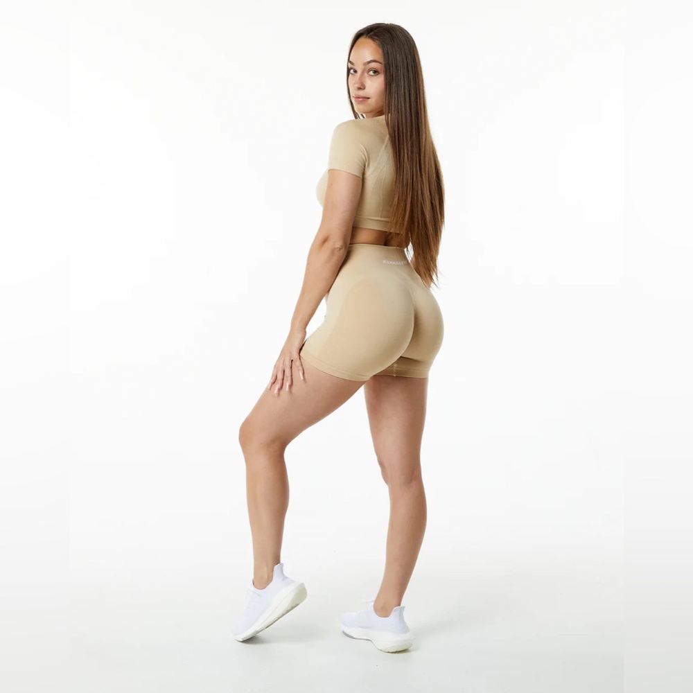 Alphalete amplify 4.5” shorts hazelnut size medium booty scrunch NWT
